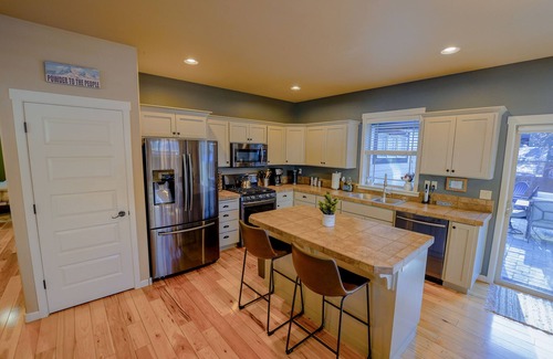 Southern Crossing House | Chukar's Nest/Old Mill District/Hot Tub/BBQ/Firepit/Bikes