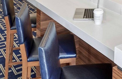 Sharonville House | Cincinnati Getaway! 3 Spacious Units, Full Kitchen, Pool, FREE Bfast & Parking!