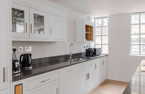 Clerkenwell Apartment | Circus of Colour - Farringdon - by Frankie Says