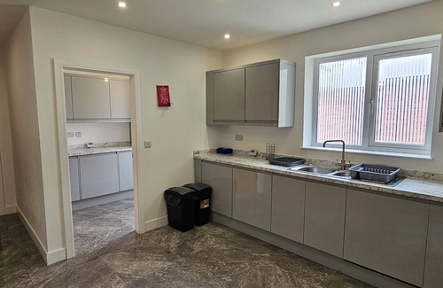 Tunstall House | Citrine Suite - Sleeps 8 With Parking