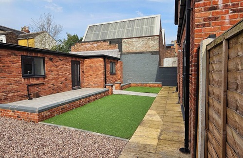 Tunstall House | Citrine Suite - Sleeps 8 With Parking