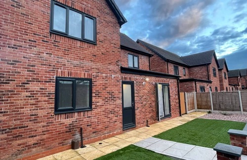 Tunstall House | Citrine Suite - Sleeps 8 With Parking