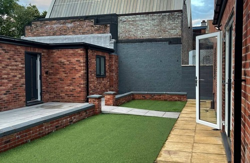 Tunstall House | Citrine Suite - Sleeps 8 With Parking
