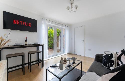 Everton House | City Centre House with Secure Driveway Parking, Neflix, Garden, Long Stay Savings