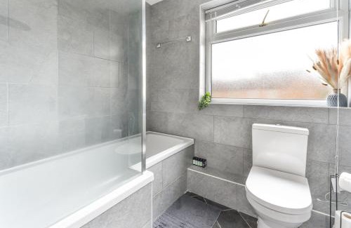 Everton House | City Centre House with Secure Driveway Parking, Neflix, Garden, Long Stay Savings