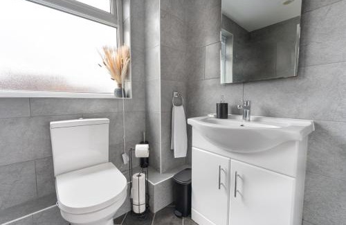 Everton House | City Centre House with Secure Driveway Parking, Neflix, Garden, Long Stay Savings