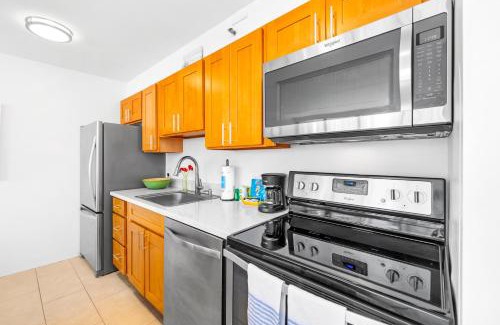 Waikiki Apartment | City & Ocean View Near Waikiki Beach with Parking