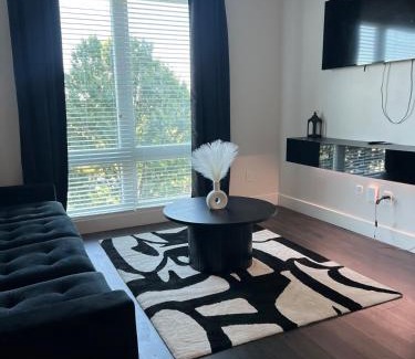 Home Park Apartment | City-View Luxe Stay 7 Mins to Mercedes-Benz