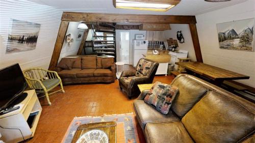 Red River House | Claim Jumper A-Frame 2 - On The River - WiFi - Cable - Wood Burning Fireplace