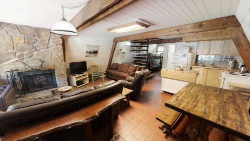 Red River House | Claim Jumper A-Frame 2 - On The River - WiFi - Cable - Wood Burning Fireplace