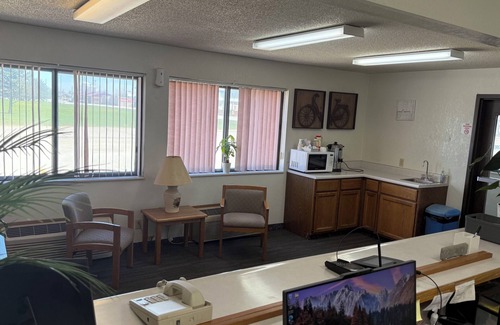 Clarion Hotel | Clarion Hometown Inn