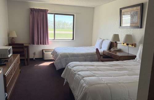 Clarion Hotel | Clarion Hometown Inn