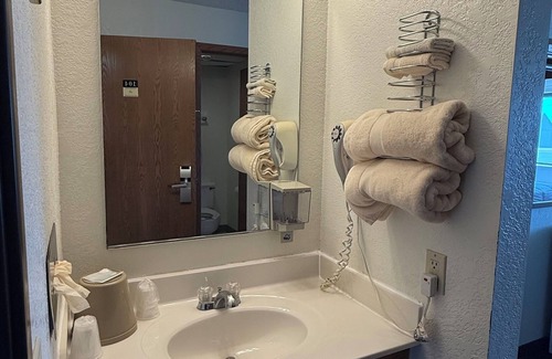 Clarion Hotel | Clarion Hometown Inn