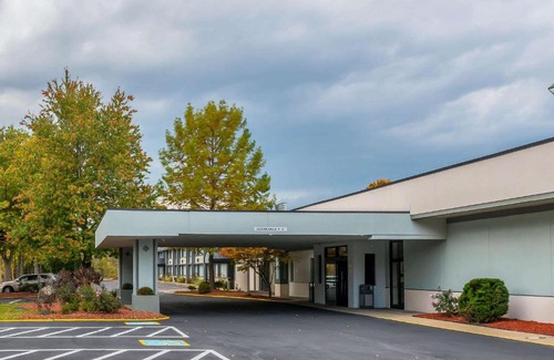 Rostraver Hotel | Clarion Inn Belle Vernon