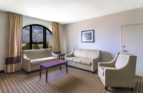 Miami Springs Hotel | Clarion Inn & Suites Miami International Airport