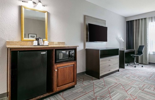 Columbus Hotel | Clarion Pointe Columbus-Bradley Park