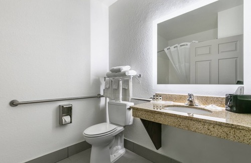 Columbus Hotel | Clarion Pointe Columbus-Bradley Park