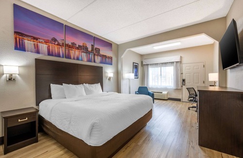 Jeffersontown Hotel | Clarion Pointe Louisville East