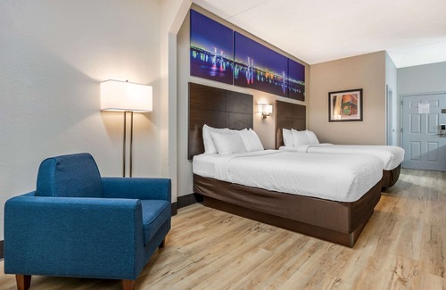 Jeffersontown Hotel | Clarion Pointe Louisville East