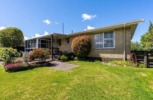 Taupo House | Classic Bach with Wifi and pets