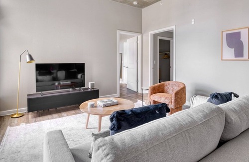 Barton Heights Apartment | Classic Barton Springs 2BR w/ W/D, Gym & Pool nr Town Lake, by Blueground