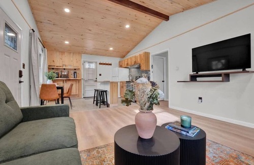 Locust Lake Village Cabin | Classic Cabin | Lake Access | Hot Tub