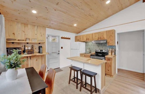 Locust Lake Village Cabin | Classic Cabin | Lake Access | Hot Tub