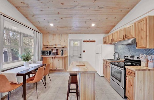 Locust Lake Village Cabin | Classic Cabin | Lake Access | Hot Tub