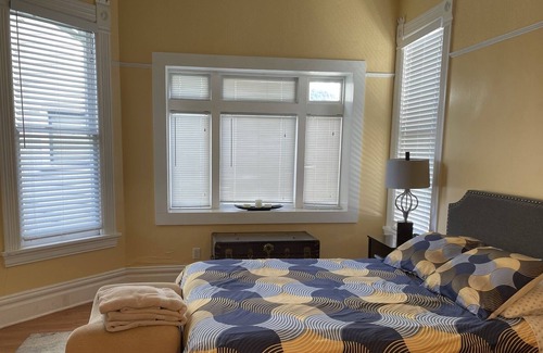 Alameda House | Classic Island Victorian walking steps to Downtown