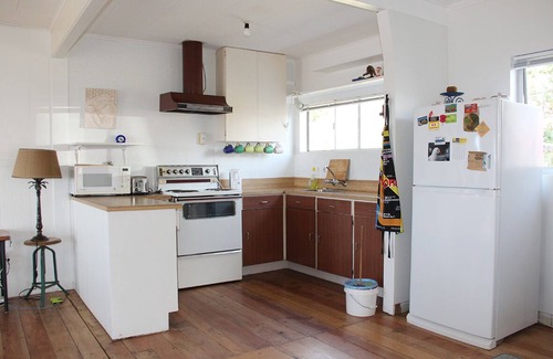 Cable Bay House | Classic kiwi bach in Cable Bay