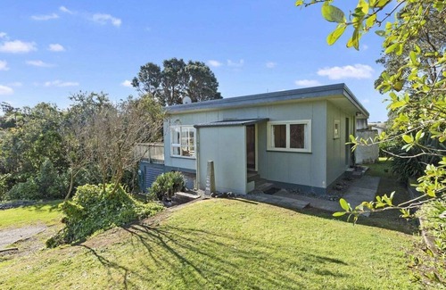 Mokau House | Classic Kiwi Bach Mokau with Seaviews