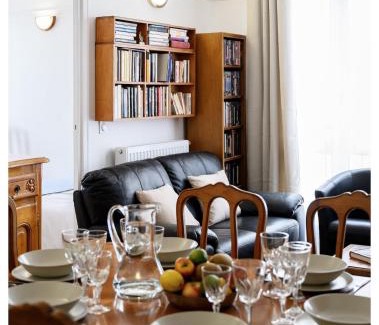 Choisy-le-Roi Apartment | Classic retro vibe 15 min from Paris