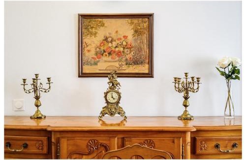 Choisy-le-Roi Apartment | Classic retro vibe 15 min from Paris