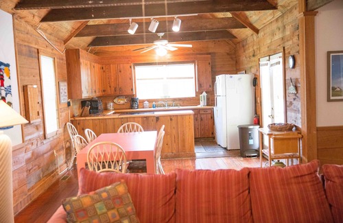 Sullivan's Island House | Classic Style Sullivan's Island house - Very Charming! 1 block to beach & walk to fabulous dining!