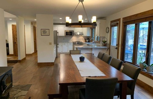 Sunriver House | Classic Sunriver Lodge - 12 SHARC passes included