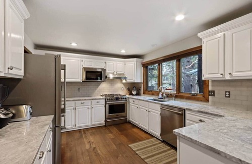 Sunriver House | Classic Sunriver Lodge - 12 SHARC passes included