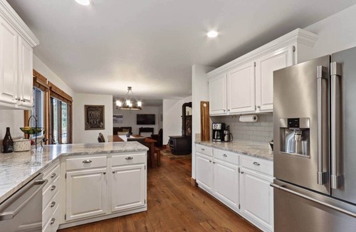 Sunriver House | Classic Sunriver Lodge - 12 SHARC passes included