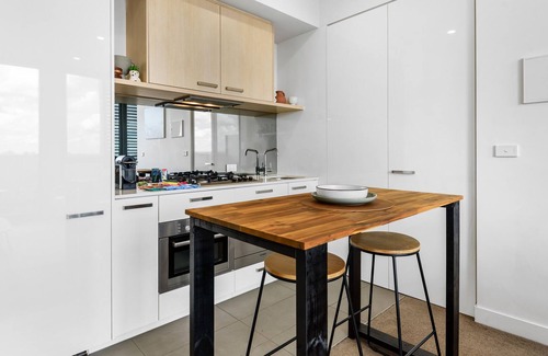 Northcote Apartment | Classy 1-Bed Unit on High Street with City Views