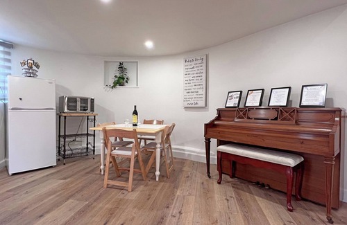 Millbrae House | Classy 2B2B Ground Unit w/AC, Deck and Private Baths near Millbrae Downtown 610