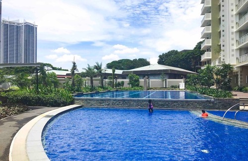 Guadalupe Nuevo Condo | Classy 2BR Apartment + Netflix at Rockwell Makati