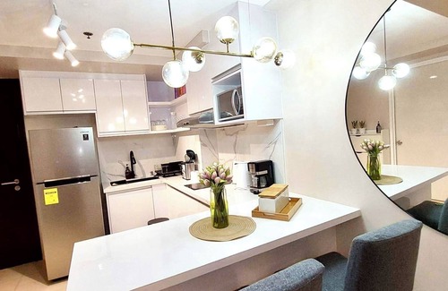 Bonifacio Global City Condo | Classy Condo/High Speed Wifi/Free use of swimming pool/Across Uptown Mall/BGC