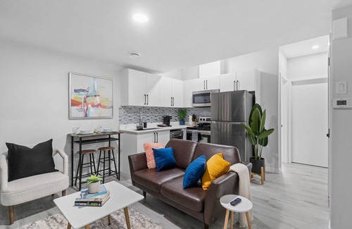 Northwest Edmonton Apartment | Classy | Stylish | 13 min to West Edmonton Mall