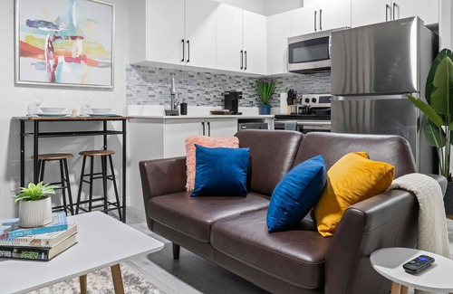 Northwest Edmonton Apartment | Classy | Stylish | 13 min to West Edmonton Mall