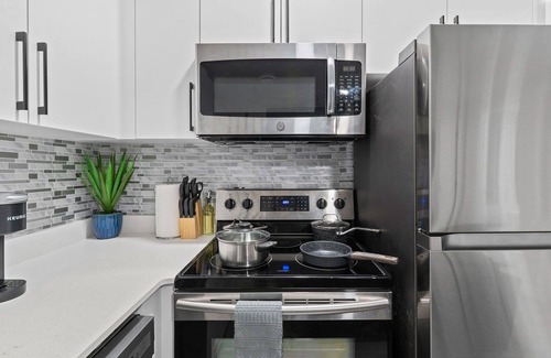 Northwest Edmonton Apartment | Classy | Stylish | 13 min to West Edmonton Mall