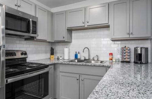 Forest Park Apartment | Clean and Cozy - King Bed - Close to Everything