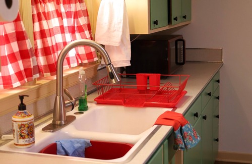 Manitowoc Apartment | Clean and cute 2 bedroom upper with garden view. Froedtert Hospital blocks away.