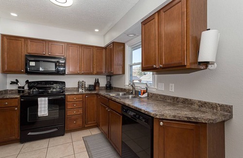 Bettendorf House | Clean and updated with a Hot Tub Minutes away from the new Bettendorf Waterpark