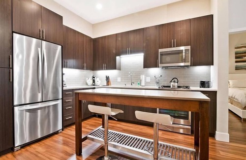 Shoreline West Apartment | Clean & Comfy 2BR | Free WiFi & Laundry | Downtown MV