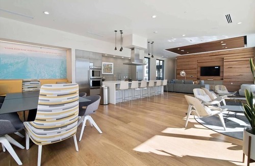 Shoreline West Apartment | Clean & Comfy 2BR | Free WiFi & Laundry | Downtown MV