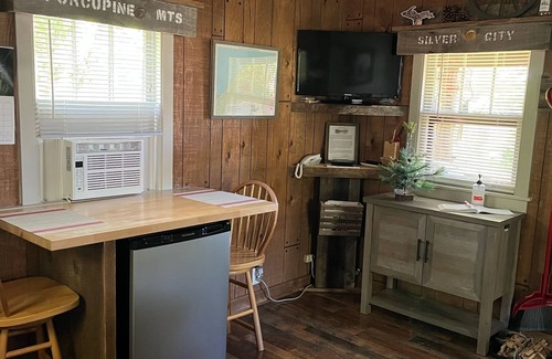 Silver City Cabin | Clean & cozy couples cabin close to the Porcupine mountains~Rustic yet modern